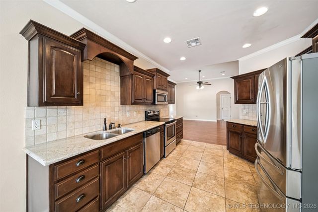 3823 Oakwood Drive, Pryor, OK 74361