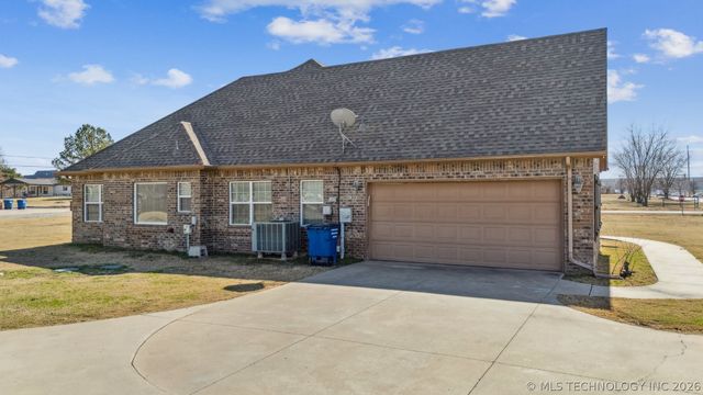 3823 Oakwood Drive, Pryor, OK 74361