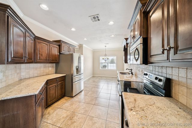 3823 Oakwood Drive, Pryor, OK 74361