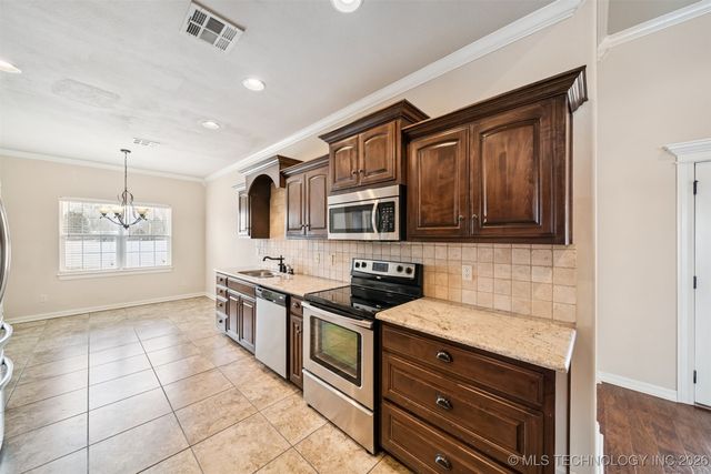 3823 Oakwood Drive, Pryor, OK 74361