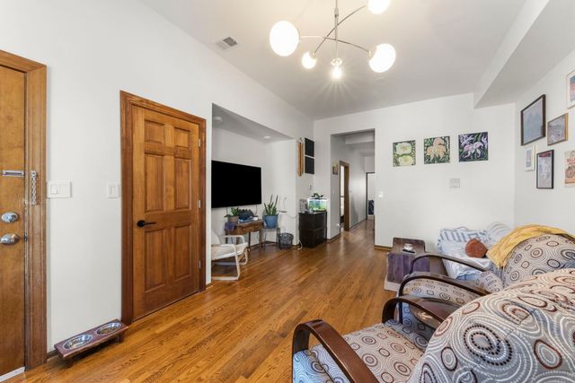 2422 N Seminary Avenue, Chicago, IL 60614