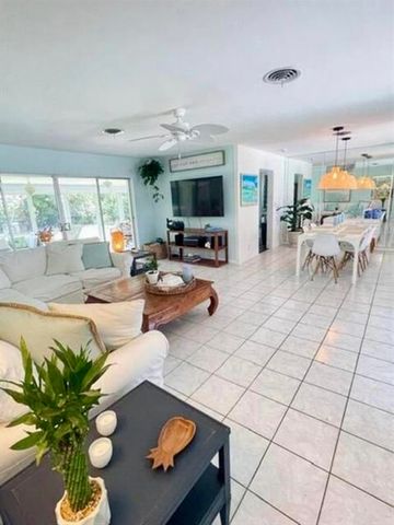 301 SW 8th Terrace, Boca Raton, FL 33486