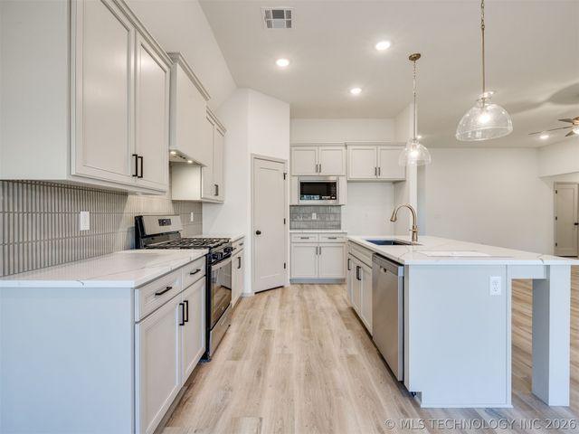 3205 E 147th Place S, Bixby, OK 74008