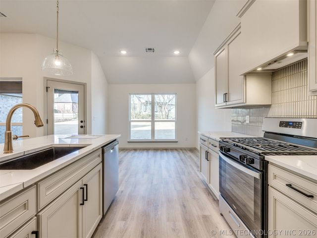 3205 E 147th Place S, Bixby, OK 74008