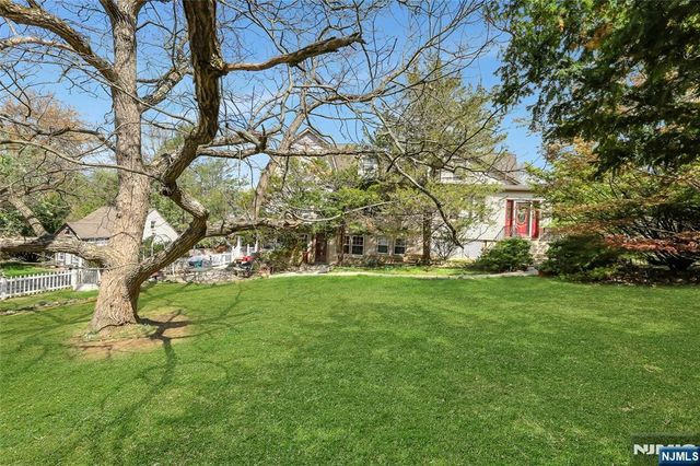 2 Webb Court, Park Ridge, NJ 07656