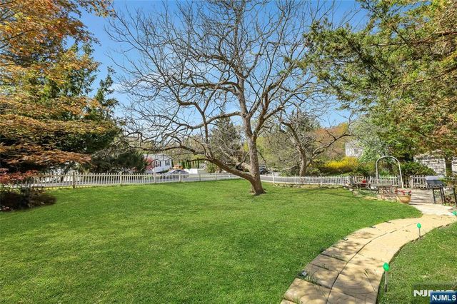 2 Webb Court, Park Ridge, NJ 07656