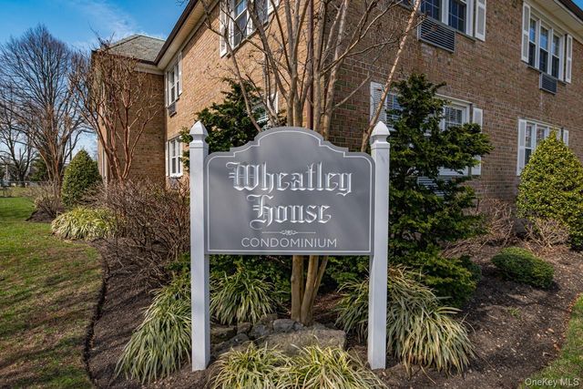 1 Bengeyfield Drive 2B, East Williston, NY 11596