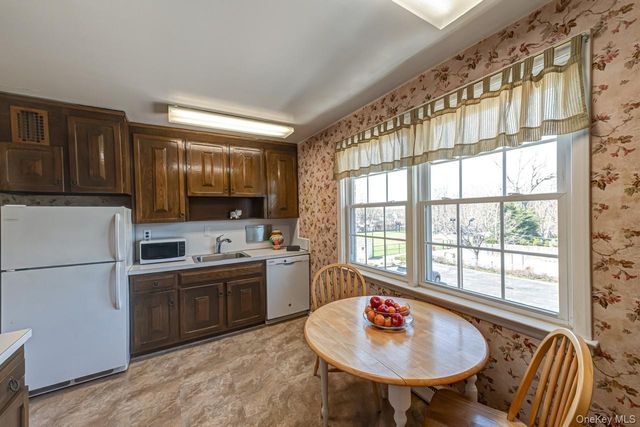 1 Bengeyfield Drive 2B, East Williston, NY 11596