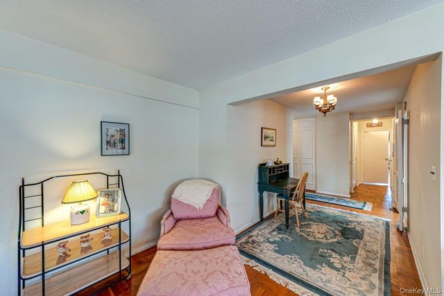 1 Bengeyfield Drive 2B, East Williston, NY 11596