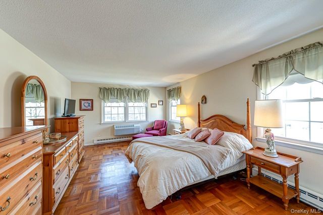 1 Bengeyfield Drive 2B, East Williston, NY 11596