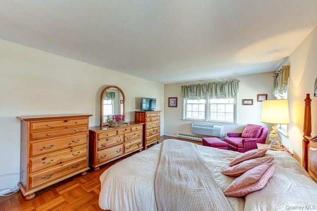 1 Bengeyfield Drive 2B, East Williston, NY 11596