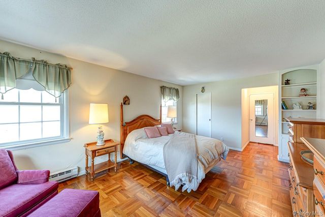 1 Bengeyfield Drive 2B, East Williston, NY 11596