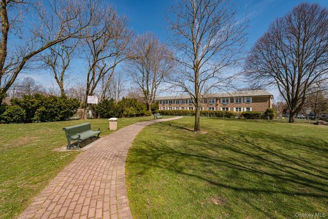 1 Bengeyfield Drive 2B, East Williston, NY 11596
