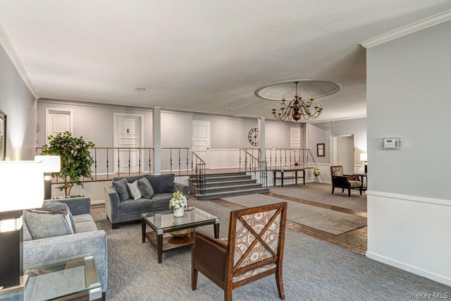 1 Bengeyfield Drive 2B, East Williston, NY 11596