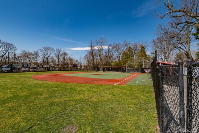 1 Bengeyfield Drive 2B, East Williston, NY 11596