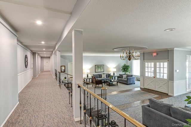 1 Bengeyfield Drive 2B, East Williston, NY 11596