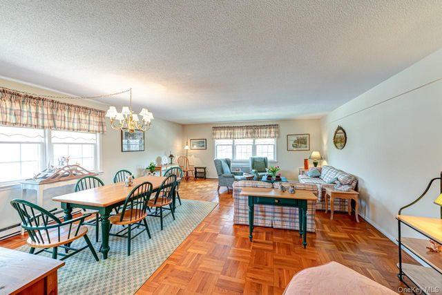 1 Bengeyfield Drive 2B, East Williston, NY 11596