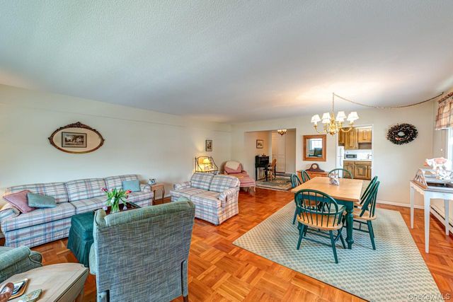 1 Bengeyfield Drive 2B, East Williston, NY 11596