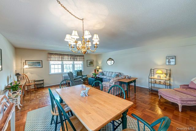 1 Bengeyfield Drive 2B, East Williston, NY 11596
