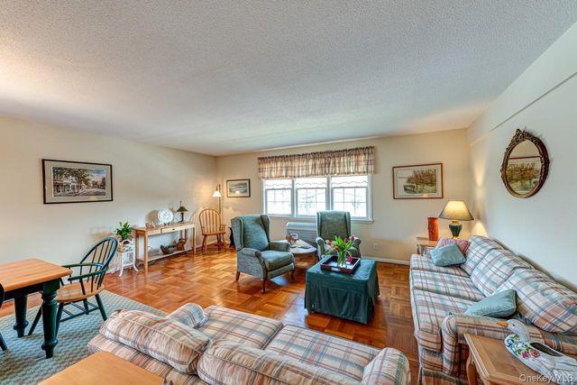 1 Bengeyfield Drive 2B, East Williston, NY 11596