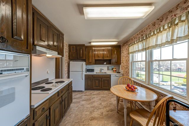 1 Bengeyfield Drive 2B, East Williston, NY 11596