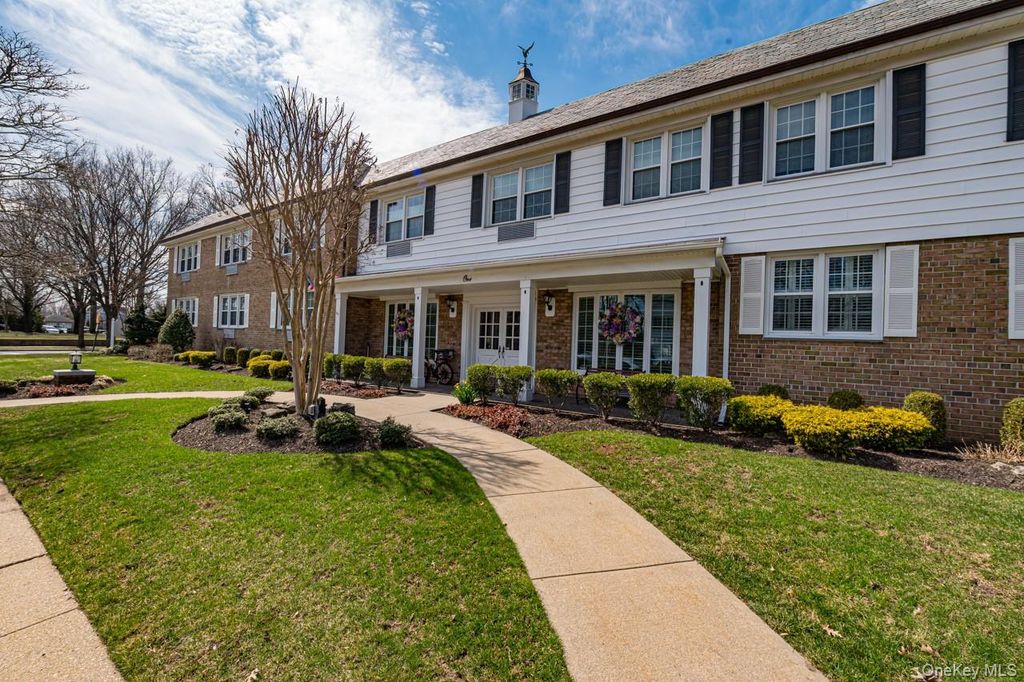 1 Bengeyfield Drive 2B, East Williston, NY 11596