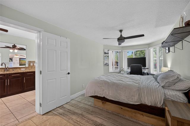 211 S 57th Way, Hollywood, FL 33023