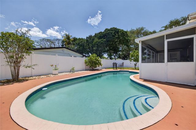 211 S 57th Way, Hollywood, FL 33023