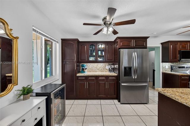 211 S 57th Way, Hollywood, FL 33023
