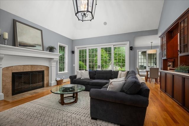 1 Thistle Hill Ln, Westborough, MA 01581
