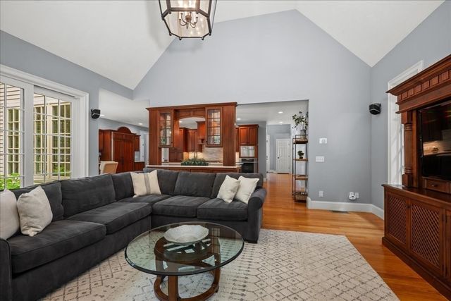 1 Thistle Hill Ln, Westborough, MA 01581
