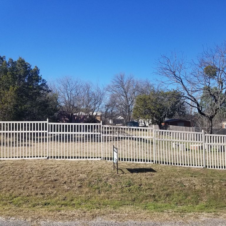 2206 Beverly Drive, Granbury, TX 76048
