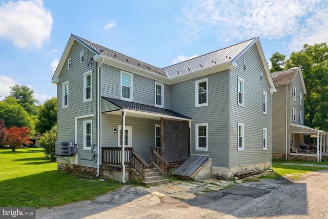 13 MAUL AVE, Felton, PA 17322
