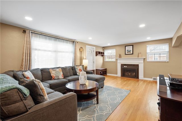 224 Hays Rd, Upper St Clair, PA 15241