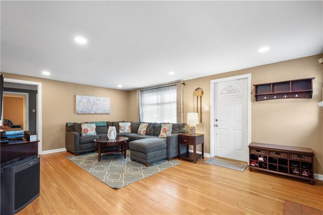 224 Hays Rd, Upper St Clair, PA 15241