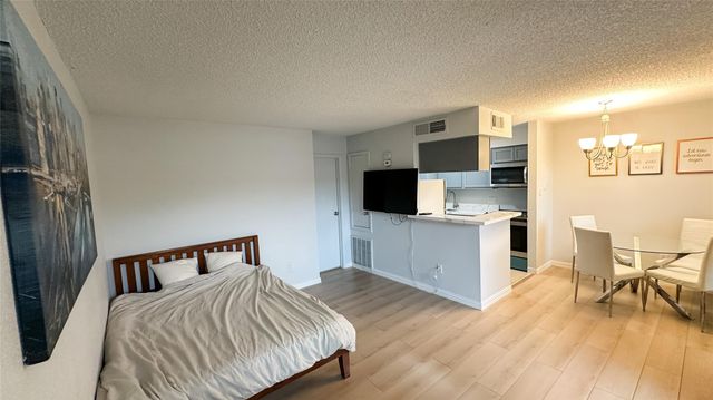 2120 El Paseo Street 609, Houston, TX 77054