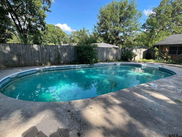 2005 Happy St., Mt Pleasant, TX 75455