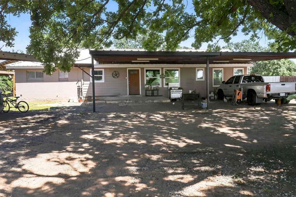 729 E Reno Road, Reno, TX 76020