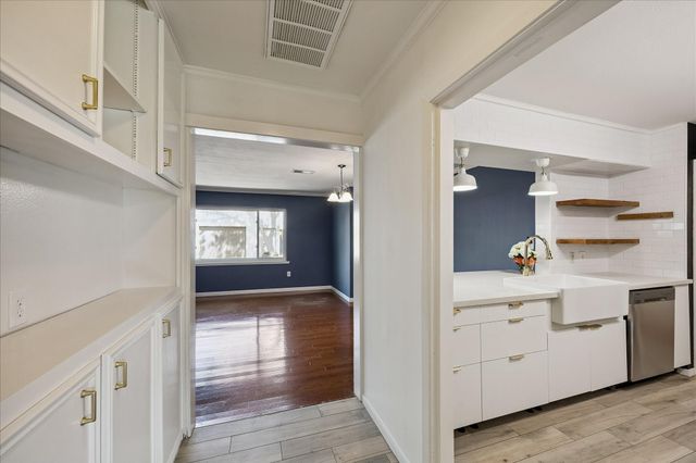 1136 Oak Tree Drive, Houston, TX 77055