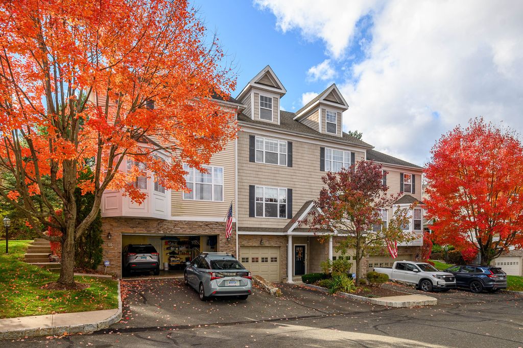 92 Woodcrest Lane 92, Danbury, CT 06810