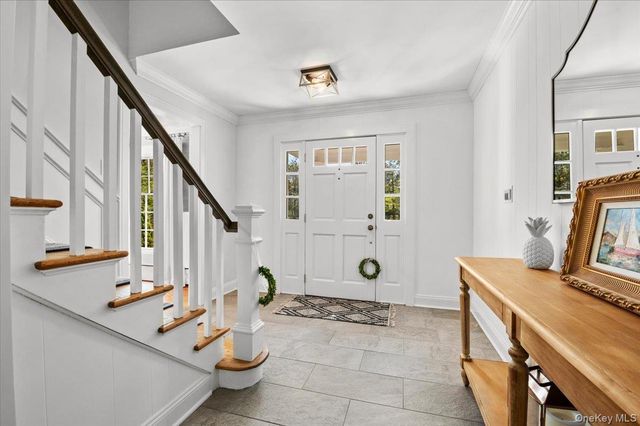 1 Horseshoe Path, Lloyd Harbor, NY 11743