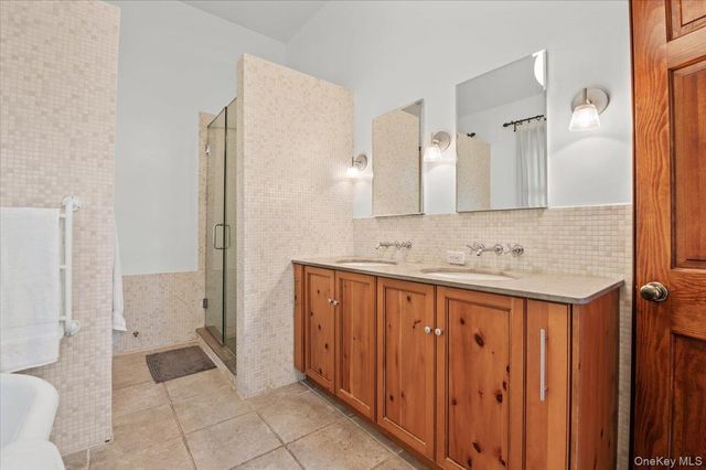 1 Horseshoe Path, Lloyd Harbor, NY 11743