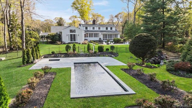 1 Horseshoe Path, Lloyd Harbor, NY 11743