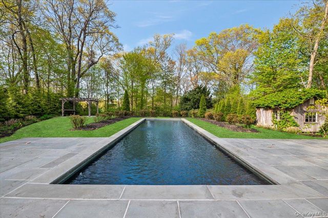 1 Horseshoe Path, Lloyd Harbor, NY 11743