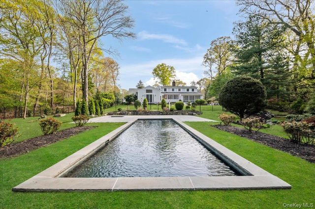 1 Horseshoe Path, Lloyd Harbor, NY 11743