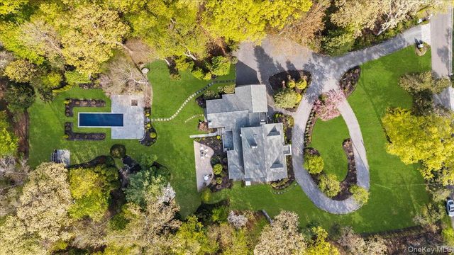 1 Horseshoe Path, Lloyd Harbor, NY 11743