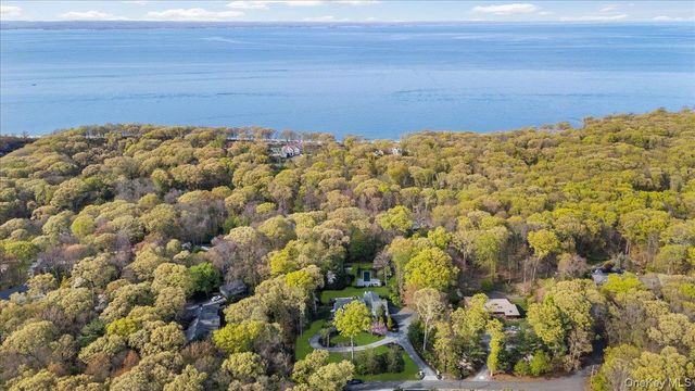 1 Horseshoe Path, Lloyd Harbor, NY 11743