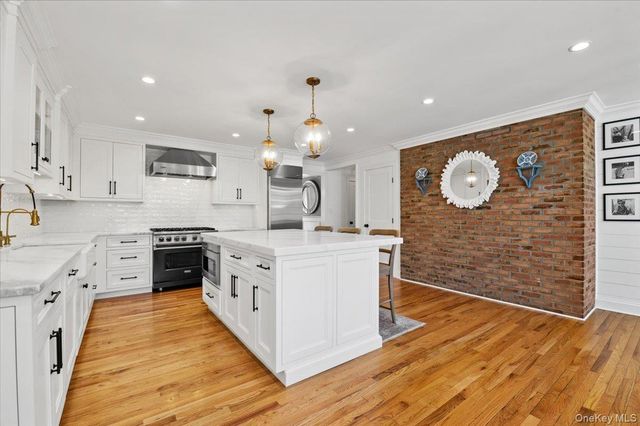 1 Horseshoe Path, Lloyd Harbor, NY 11743