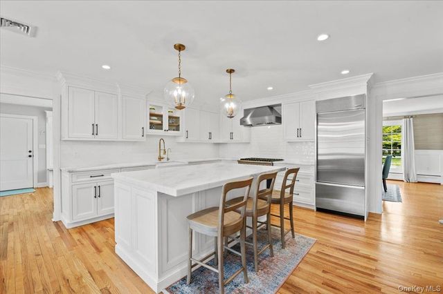 1 Horseshoe Path, Lloyd Harbor, NY 11743