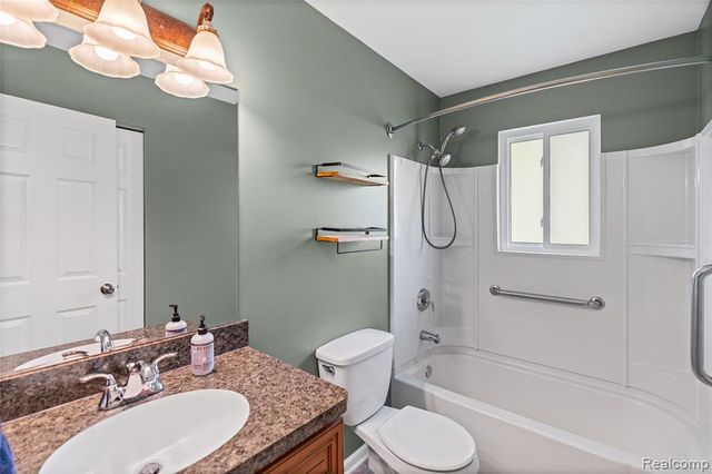 6087 E Hill Road, Grand Blanc, MI 48439